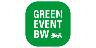 Grünes Logo mit weißem Text "Green! Event BW" und stilisierter Löwe, Symbol für Nachhaltigkeit.