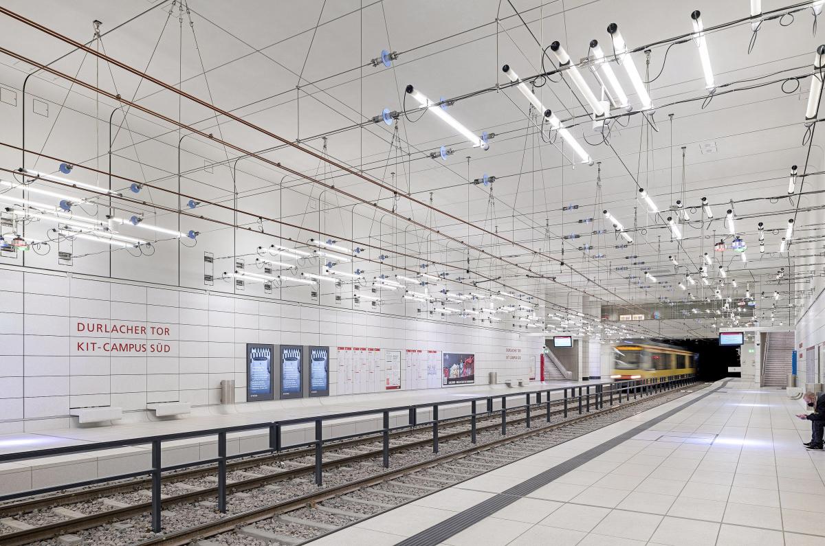 U-Bahn-Station Durlacher Tor/ KIT-Campus Süd mit Zug und Beleuchtung an der Decke.